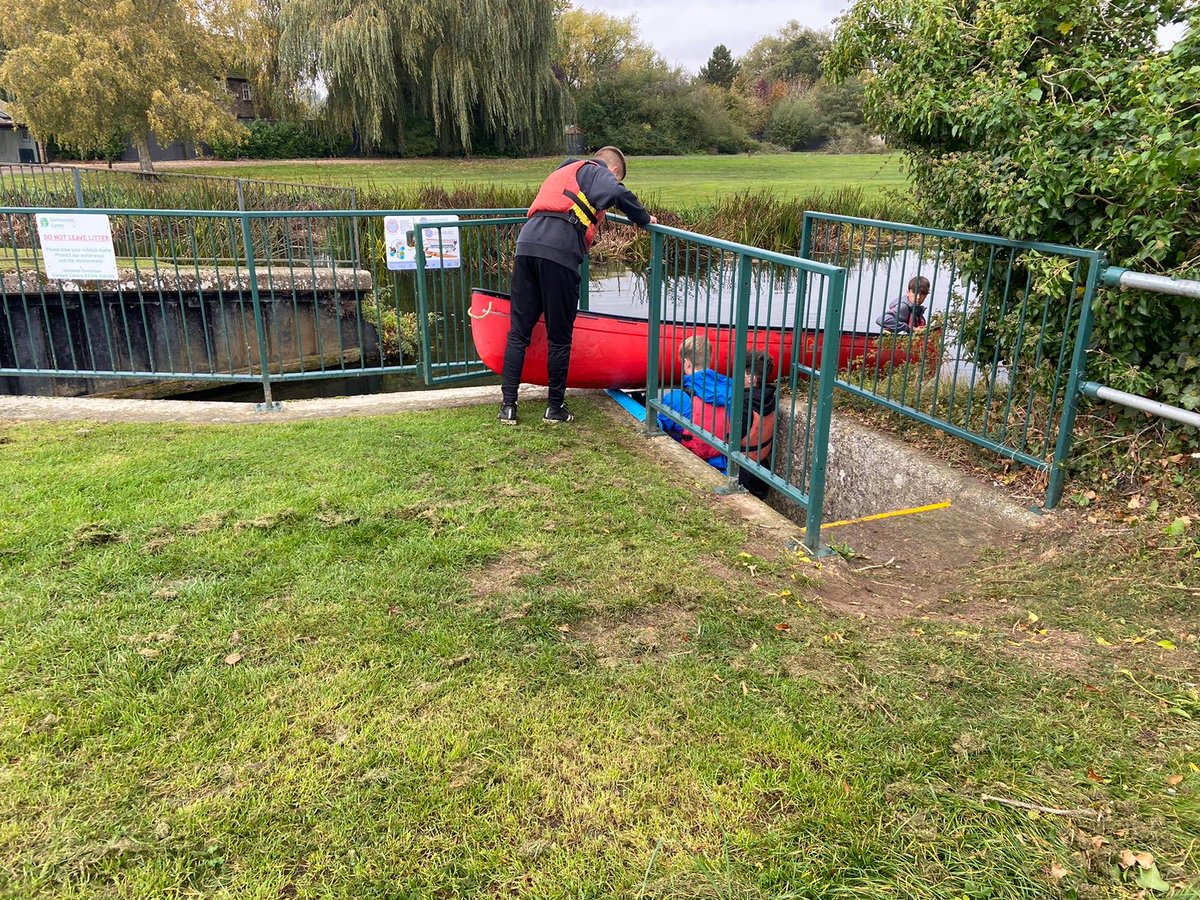 SharnbrookOE's tweet photo. Couple of Canoeing action shots of Day 1 of Silver DofE. One almost LoTR reenactment shot #going4silver #dofe #thegreatoutdoors #riverNene https://t.co/pz8XNyEkGv