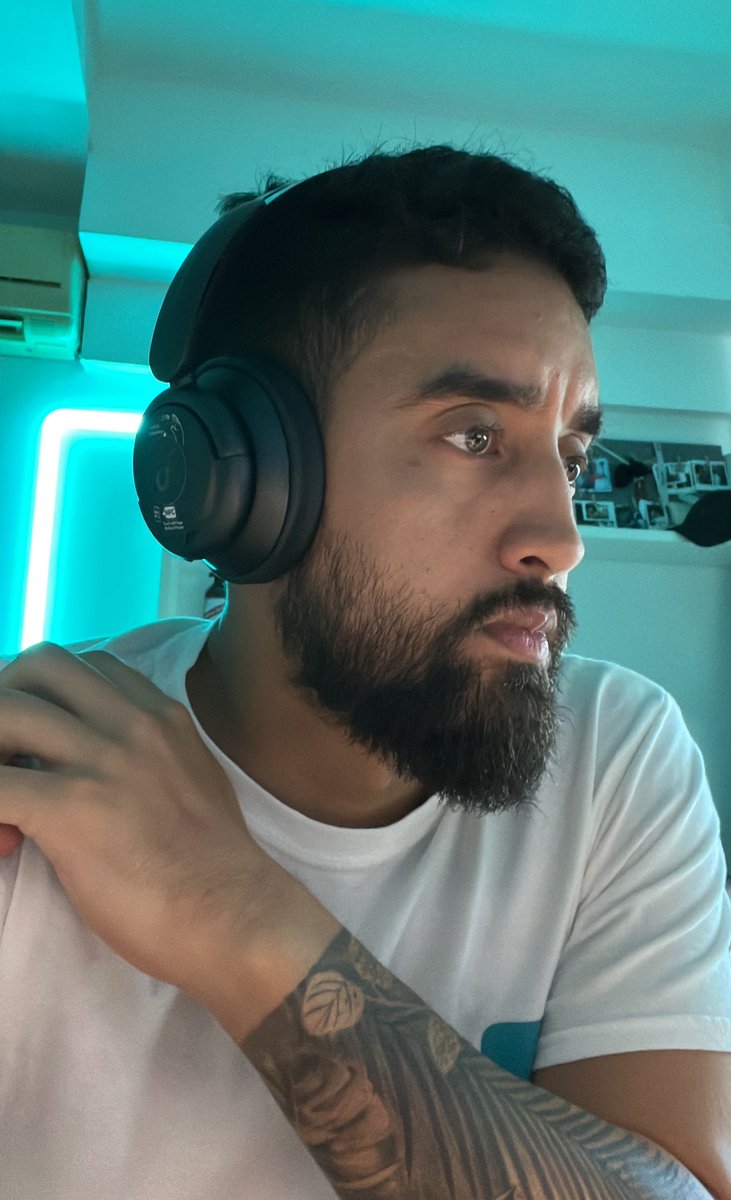 Soyalidiaz's tweet photo. Este soy yo en un meeting justo ahora. No parece, pero estoy aguantando  quitarme los audífonos porque detesto que se me calienten las orejas por usarlo tanto tiempo. https://t.co/jIY0XRXZyJ