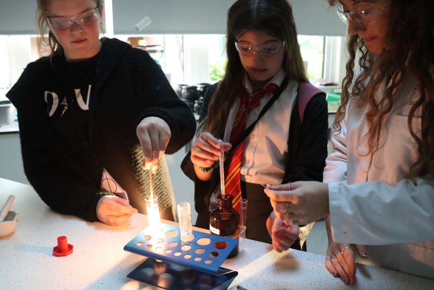 PipersCornerSch's tweet image. It&apos;s been wonderful to see our students dive in to great activities in our magical #HarryPotter event, with the favourites being fire-writing, making Pepperup Potion and tasting Butter Beer. A brilliant way to start the weekend.✨

#PipersCommunity #PipersLibrary
