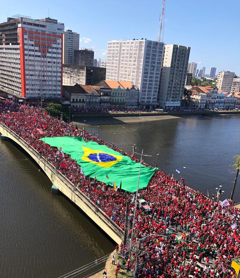 🚨VEJA: Ato de Jair Bolsonaro ontem em Recife, comparado ao de Lula hoje, na mesma cidade. #Eleições2022