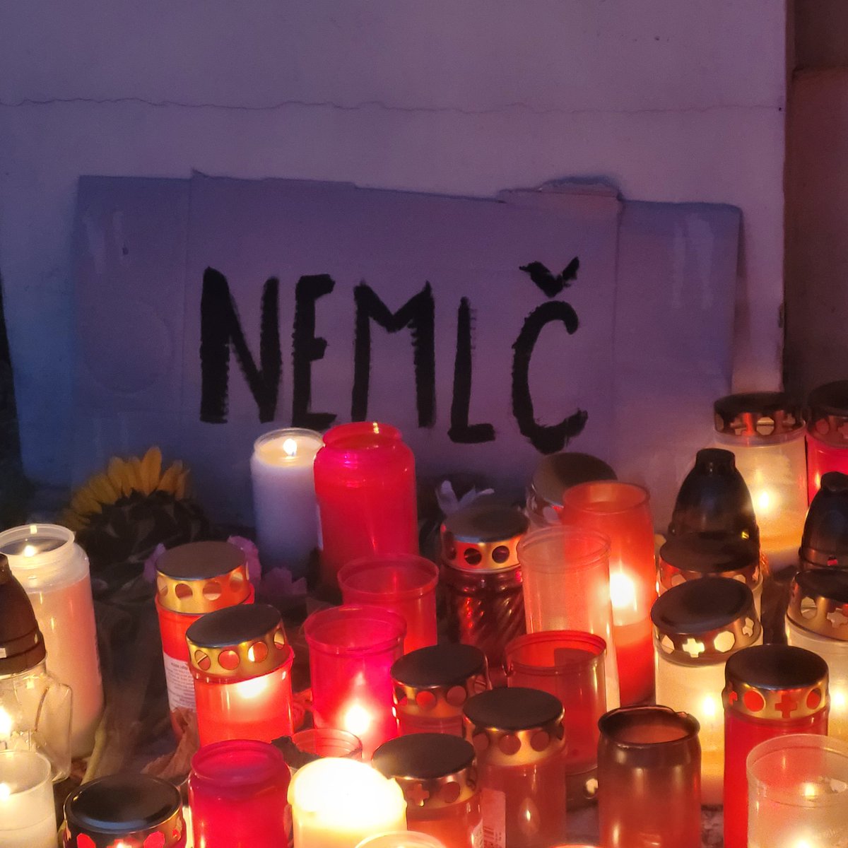 Adela_Horak's tweet photo. Nemlč.

Nenávist zabíjí. 
Rovnoprávnost ne.
Nenávist je extrém.
Rovnoprávnost je standard. 

Je tu hrozně lidí. Jsme strašně smutní. A naštvaní. Kolik životů to ještě bude stát? Kolik lží o sobě musíme ještě vyslechnout? Kolik proseb ještě musíme vyslat? 

Nebudeme mlčet. https://t.co/IKqIDLGb0k