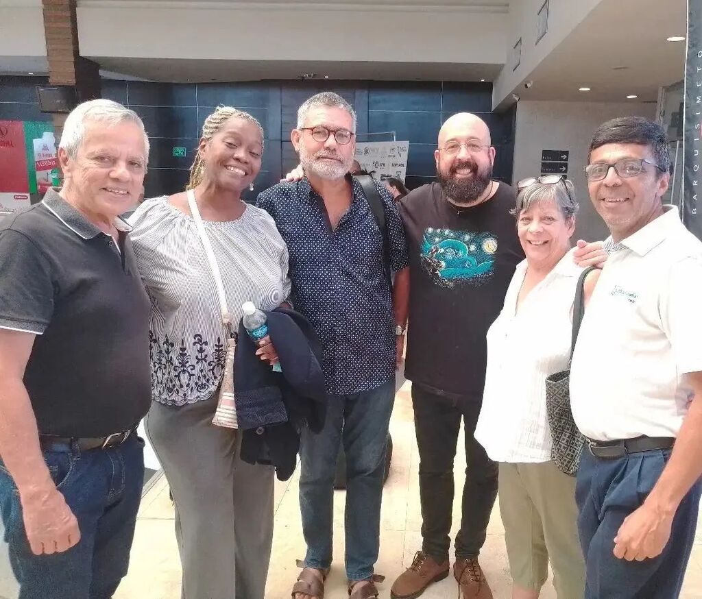 UNO_Es's tweet photo. Repost vía @fundaescucharte Grata visita de nuestros aliados de la @uno_es con sus invitados internacionales, en nuestra stand de la #expocilara
Rumbo al Festival de la Oralidad 2022!
#expocilara #LaraCultural #Lara #formandoformadores
#musica #aunsol… https://t.co/Yy9SXpAhlo https://t.co/TAHlxrcbz4