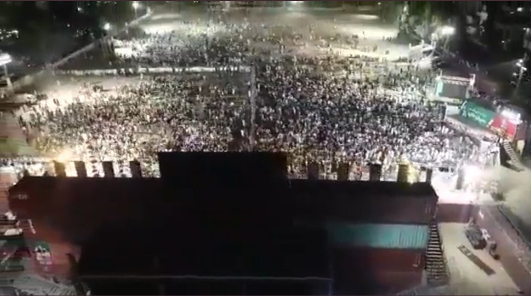 saifullahawan40's tweet photo. یہ عمران خان کے آج کے کراچی جلسے کا تازہ ڈراون شاٹ ہے۔آپ PTI کے آفیشل اکاؤنٹ یا کسی اور PTI کے رہنما کا اکاؤنٹ چیک کریں وہاں وہ گراؤنڈ فل ملے گا وید لائٹنگ،یہ سب جمائما گولڈ کے بھائی کی ہائیر کردہ کمپنی کے کمالات ہیں۔ورنہ عمران کے جلسوں کی حقیقت یہی ہے۔ https://t.co/sYBE2lQNlt