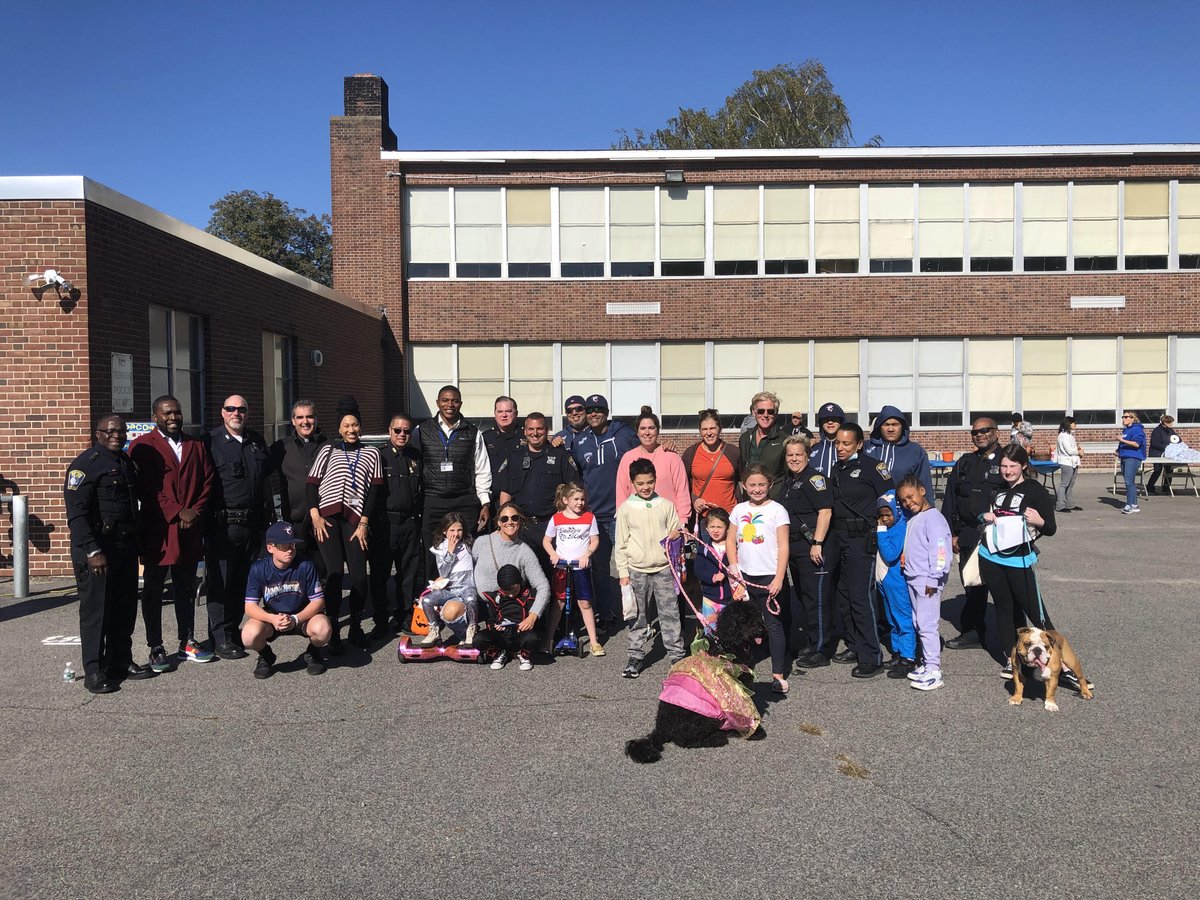 catholicblhills's tweet photo. Last Sunday, as part of #FaithandBlueWeekend, the @bostonpolice, hosted a Halloween Trunk or Treat & Pet and Bike Parade Party at the Collaborative Center parking lot behind St. Anne Parish! We are thankful for their work! https://t.co/NtnMFrLuZT