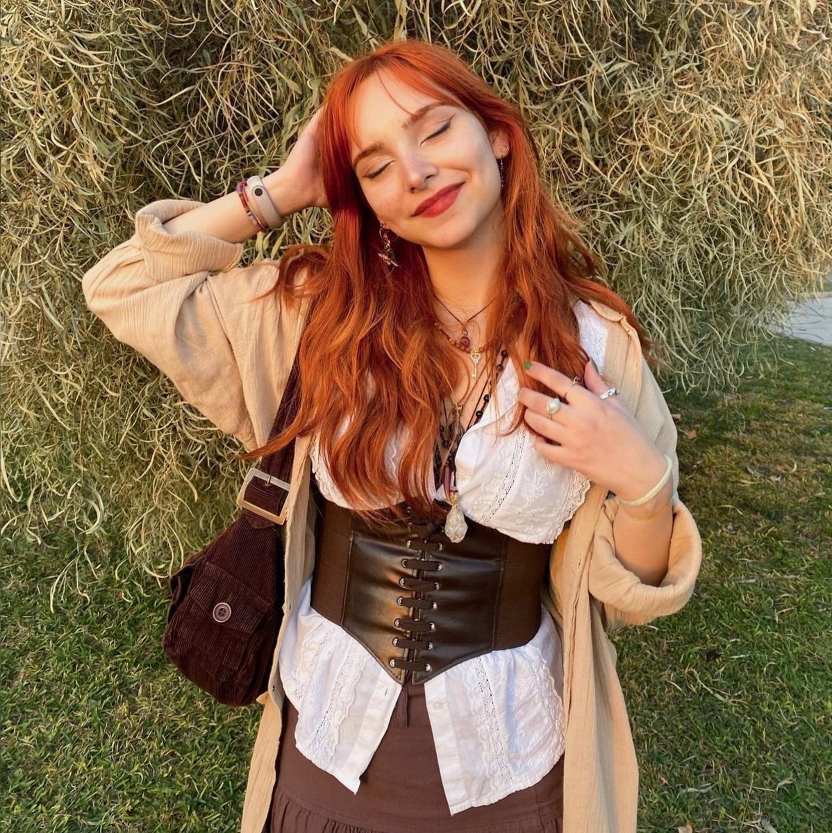 msraudrsbase's tweet photo. nome: ginny weasley
idαde (16-19): 18
sexuαlidαde: bissexual 
pronomes: ela/dela
frαternidαde: grifinória 
erα: golden
user: @rocklovrs 
extrαcurriculαr: astrologia e música 
shαpe + 2 fotos: buseksc https://t.co/7cNK04RT5D