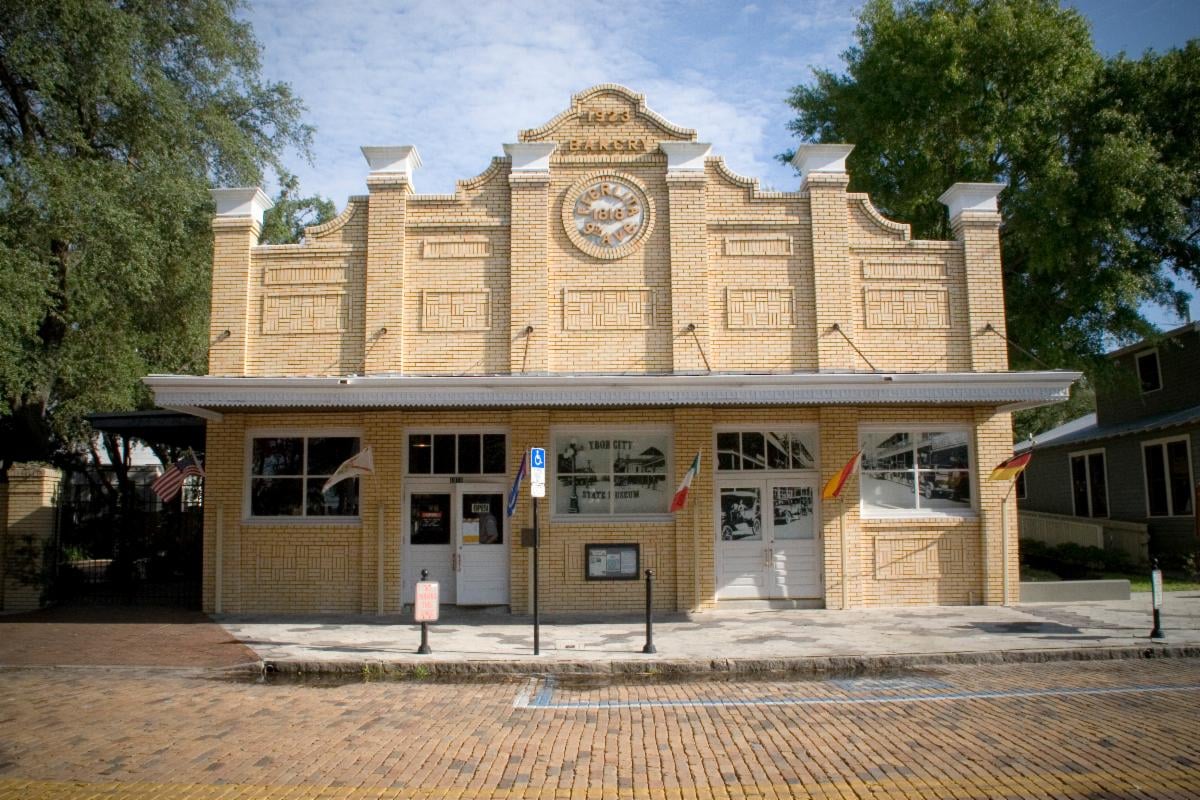 This #HispanicHeritageMonth, and to celebrate the communities who influenced and built #Tampa as we know it today, we encourage our followers to take a jaunt down to the #YborCityMuseum to learn more about Tampa's history! #CrabDevil

Learn More! ➡️ ybormuseum.org