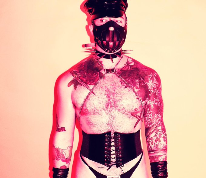 2 pic. Take some time to stop and smell the roses ???   
#pitplay #gayleather #folsom #gayhalloween #stud