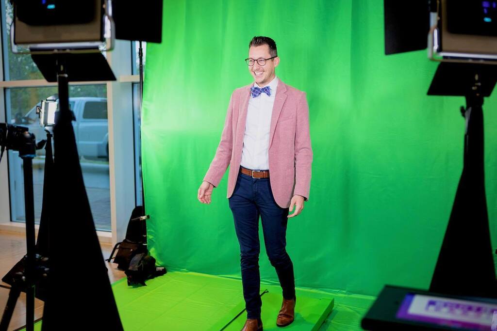 BoothEasy's tweet image. Are you new here!? 

Then you probably haven’t seen our Walk It Out Experience! With our green-screen technology you can walk/dance wherever your heart desires!
——-&amp;gt;swipe to see where all these fabulous people are taking their stroll. 
•📸 @bootheasy … instagr.am/p/Cjs1kQgOAbJ/