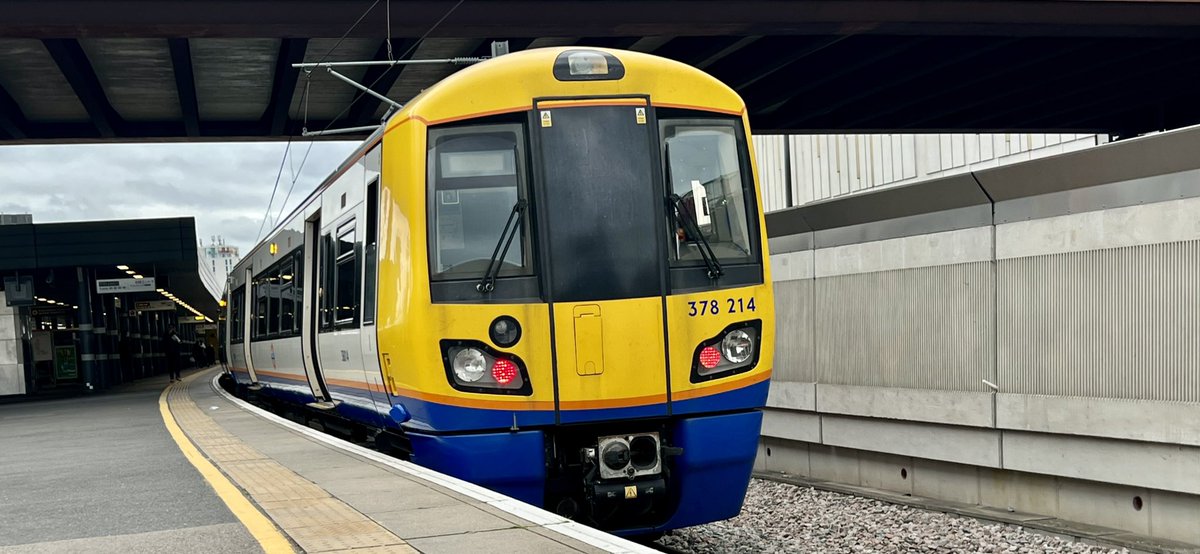 PlatformEdge1's tweet image. 378214 and 378216 standing on platform 1 &amp;amp; 2 at Stratford #Class378