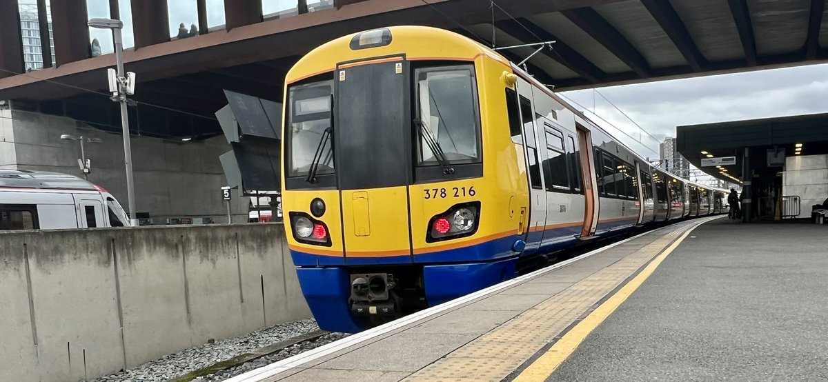 PlatformEdge1's tweet image. 378214 and 378216 standing on platform 1 &amp;amp; 2 at Stratford #Class378
