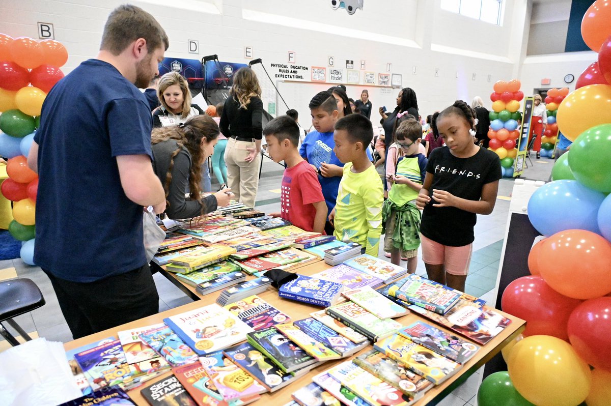 CFISDAbbie's tweet photo. The Read to the Final Four Literacy Tour is making its next stop at @WoodardCFISD! Read to The Final Four is a bracket-style reading competition inspiring area students to get excited about reading!
#MFinalFour #ReadToTheFinalFour #CFISDspirit 🎉📚🏀 https://t.co/LzYv1JDU2z