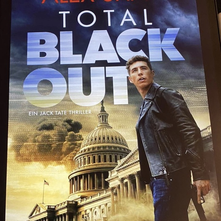 MarkusMattzick's tweet photo. Neben der Arbeit an #OhneSTrom #JenseitsDeinerGrenzen #Band3 freue ich mich, dass ich vom @LUZIFERVerlag zwei #Rezensionsexemplare bekommen habe: #TotalBlackout von #AlexShaw und #BlackoutImHerzenderFinsternis von #TimCurran. Reis folgen zeitnah #stromausfall #blackout https://t.co/DeOYYtZeHJ