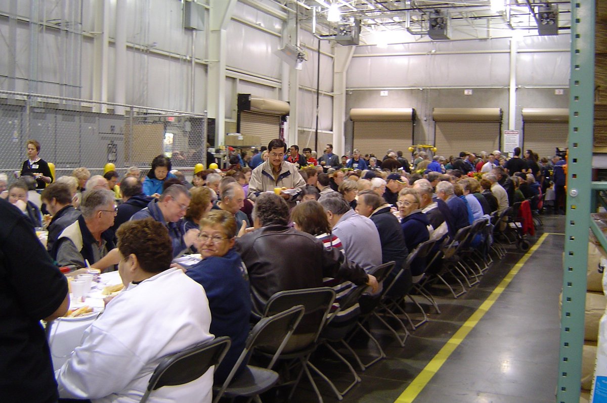 onthisdayyeg's tweet photo. Costco on 91 Street opened #OnThisDayYEG October 14, 2004.

A-Channel was there to cover the occasion, which included breakfast for those who waited in line. https://t.co/qMu47dQtgp