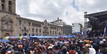 reyihsh's tweet photo. #ULTIMOMINUTO 
Centro paceño congestionado, a una voz chóferes piden #federación, así se de da arrolla el cabildo de transportistas de La Paz. https://t.co/SNjDUIA9A9