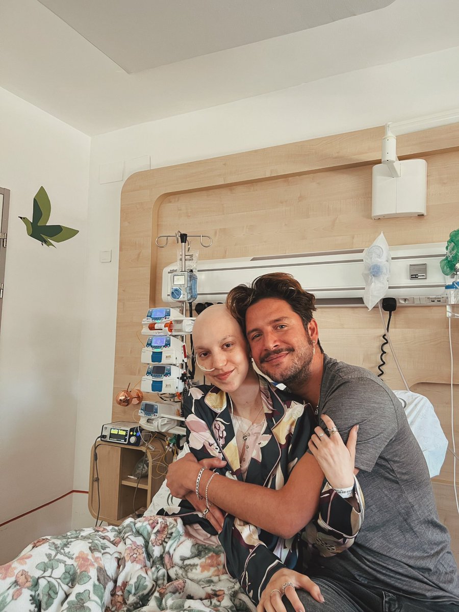 elenahuelva02's tweet photo. Hoy la alegria y la ilusión del día ha sido él, con diferencia. @manuelcarrasco_ gracias por ser y estar, q ilusión siempre verte, pero más ilusión q hayas venido aquí. 
Te quiero!
Gracias por esa pulsera con destino, de alas y rosas.💘 (😉)

#misganasganan #fuckcancer #conexión https://t.co/Ev6tjAKGlu