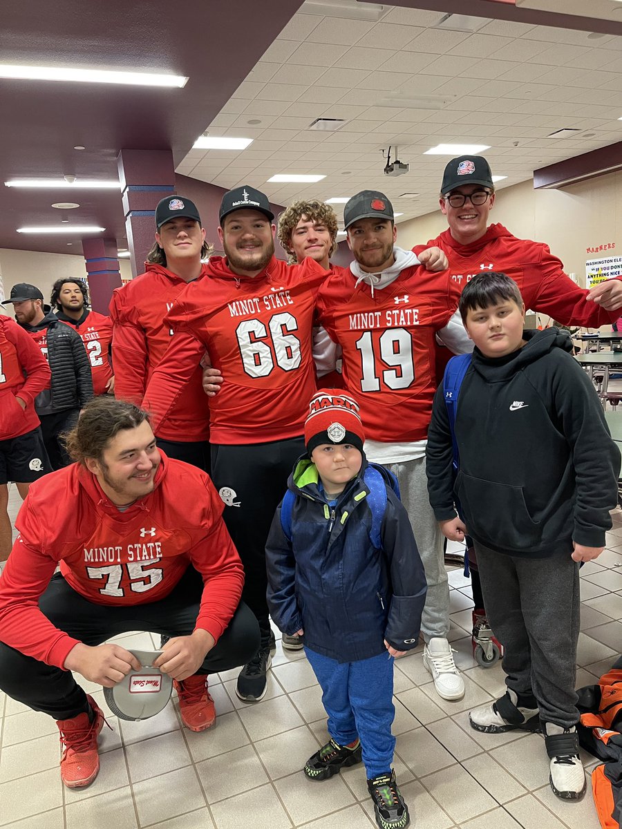 MelissaWedar's tweet photo. All smiles today when the MSU football players stopped by the school. @MSUBeaversFB https://t.co/RFIMtE6F9g