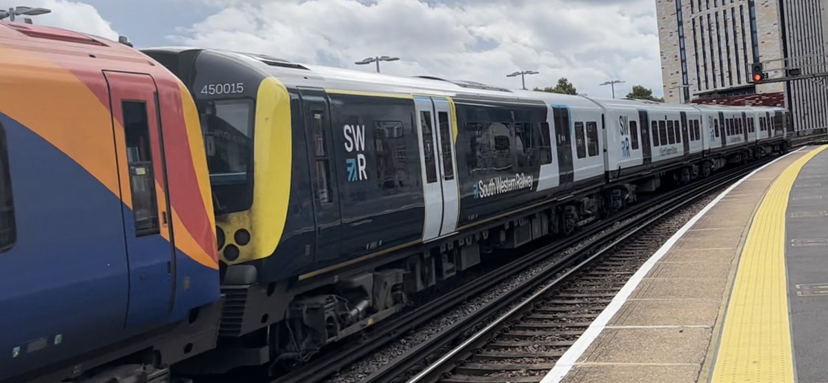 PlatformEdge1's tweet image. Here we have 350- sorry I mean 450078 + 450015 passing Vauxhall for Waterloo #Class450
