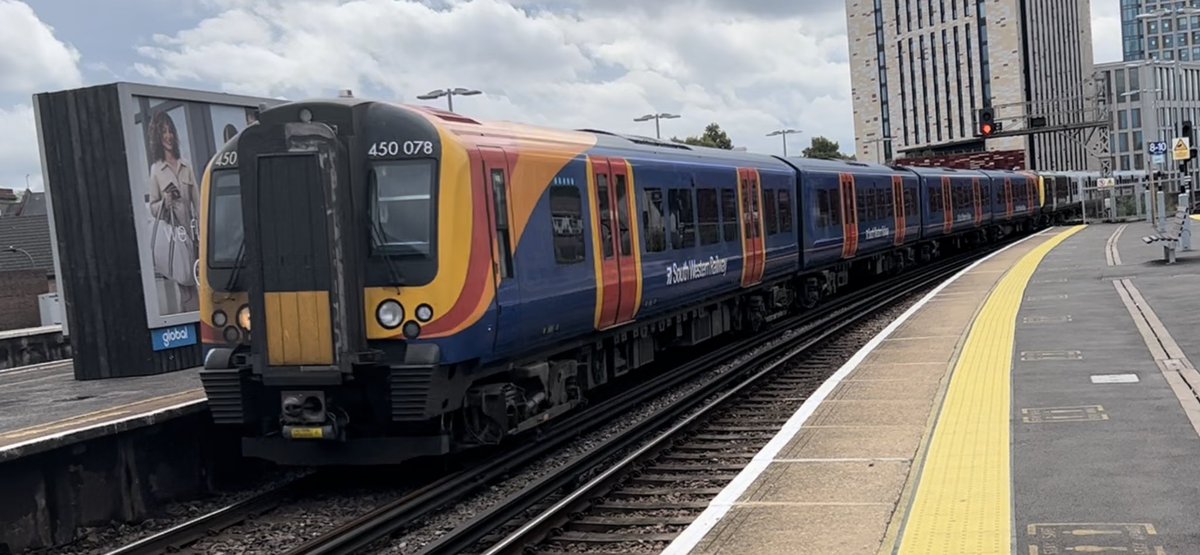 PlatformEdge1's tweet image. Here we have 350- sorry I mean 450078 + 450015 passing Vauxhall for Waterloo #Class450