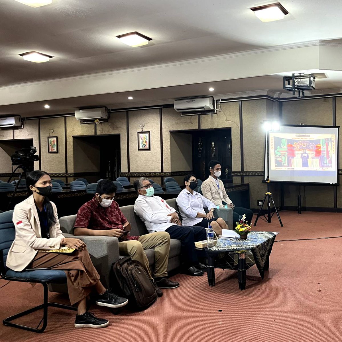 MandiriPNB's tweet photo. Sadarkan Diri Generasi Muda Melalui Hustle Culture 

Hallo Sobat Mandiri!

Minggu, (9/10/2022) telah dilaksanakan Webinar Kesehatan Masyarakat 2022 yang diselenggarakan UKM KSR-PMI KBM PNB secara daring. Kegiatan ini dilaksanakan di Gedung Widya Guna PNB. https://t.co/29oaTno4PI