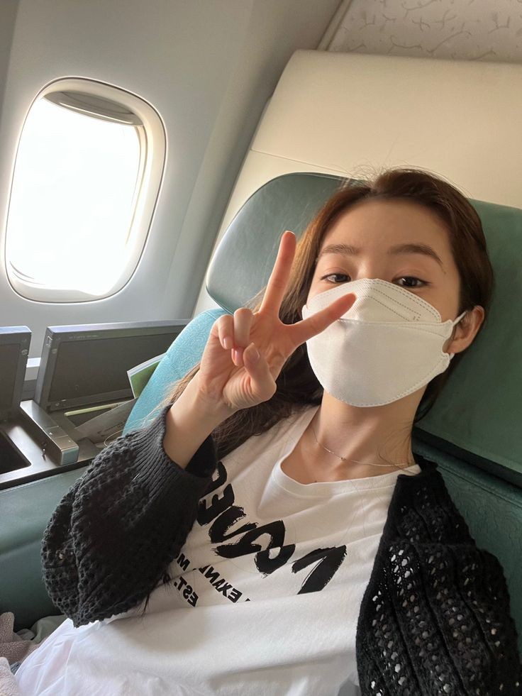 Em breve estarei decolando rumo ao solo árabe [nervous laugh]. Fora um tanto quanto difícil escolher os quadros que serão apresentados em Salsali, confesso que o nervosismo não permitiu uma boa noite de novo, tentarei descansar enquanto estiver no avião. 잘 가 여러분.