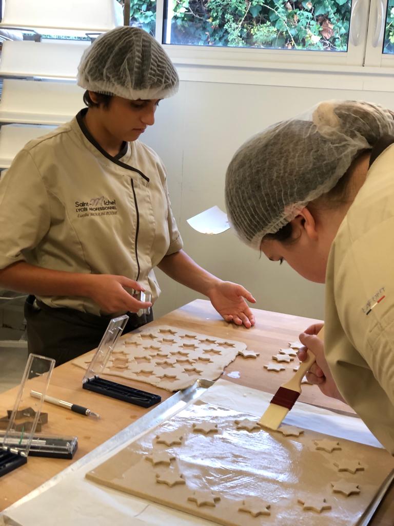 LydieLagouarde's tweet photo. Les #Erasmusdays se sont aussi invités dans les ateliers boulangerie #patisserie du Lycée Saint-Michel de Blanquefort où les élèves #apprentis ont réalisé le drapeau 🇪🇺 
Quelle bonne idée  😍👍❤
Bravo 👏 !
#apprentissage #ErasmusPro https://t.co/nIXIlq1PEb