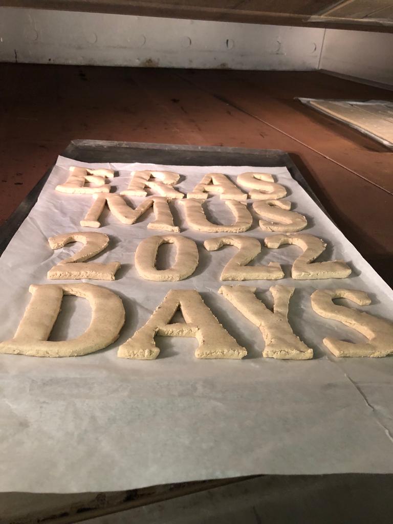 LydieLagouarde's tweet photo. Les #Erasmusdays se sont aussi invités dans les ateliers boulangerie #patisserie du Lycée Saint-Michel de Blanquefort où les élèves #apprentis ont réalisé le drapeau 🇪🇺 
Quelle bonne idée  😍👍❤
Bravo 👏 !
#apprentissage #ErasmusPro https://t.co/nIXIlq1PEb