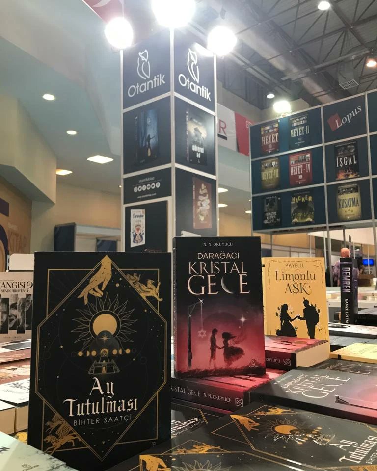 otantikkitap's tweet photo. Otantik yazarlarımızla ile birlikte Kayseri Kitap Fuarı'ndayız. 📚 #OtantikKitap #KitapFuarı #kayserikitapfuarı https://t.co/1WDPd7HNWk