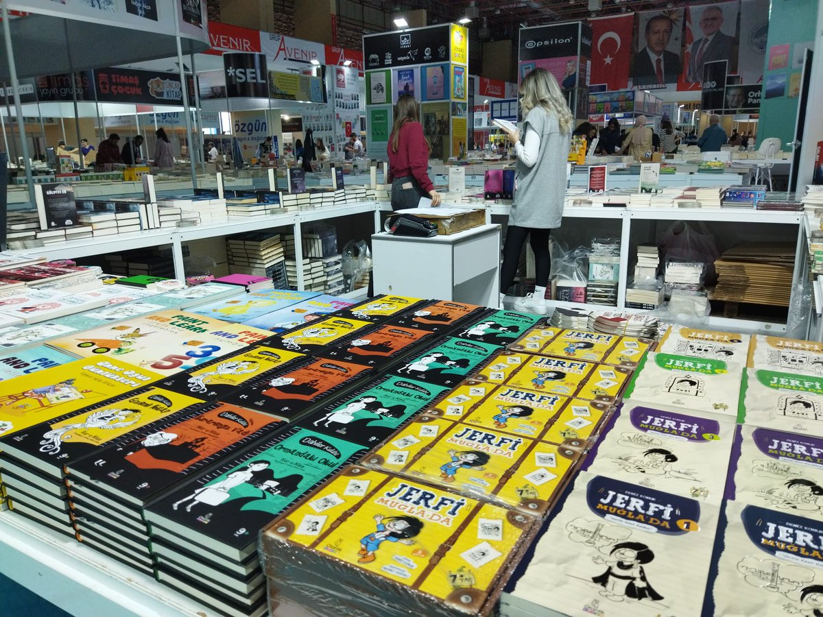 otantikkitap's tweet photo. Otantik yazarlarımızla ile birlikte Kayseri Kitap Fuarı'ndayız. 📚 #OtantikKitap #KitapFuarı #kayserikitapfuarı https://t.co/1WDPd7HNWk
