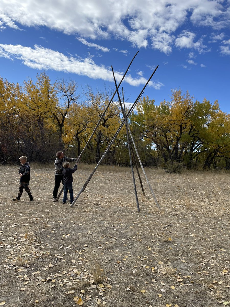 KellyKnbichel's tweet photo. The grade 2/3’s had a great field trip @PolicePointPark. We had the opportunity to learn all about the uses of the buffalo and how the Indigenous people used natural resources to build their tipi’s. We even got to build and take one down. #medhat #sd76 https://t.co/dTaghbdMdj