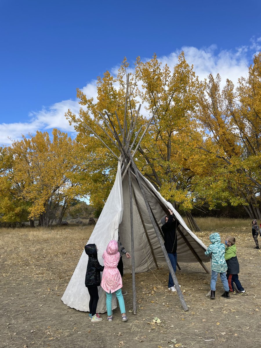 KellyKnbichel's tweet photo. The grade 2/3’s had a great field trip @PolicePointPark. We had the opportunity to learn all about the uses of the buffalo and how the Indigenous people used natural resources to build their tipi’s. We even got to build and take one down. #medhat #sd76 https://t.co/dTaghbdMdj