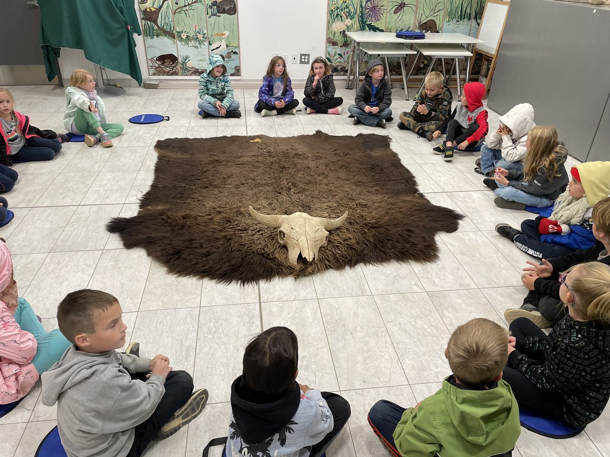 KellyKnbichel's tweet photo. The grade 2/3’s had a great field trip @PolicePointPark. We had the opportunity to learn all about the uses of the buffalo and how the Indigenous people used natural resources to build their tipi’s. We even got to build and take one down. #medhat #sd76 https://t.co/dTaghbdMdj