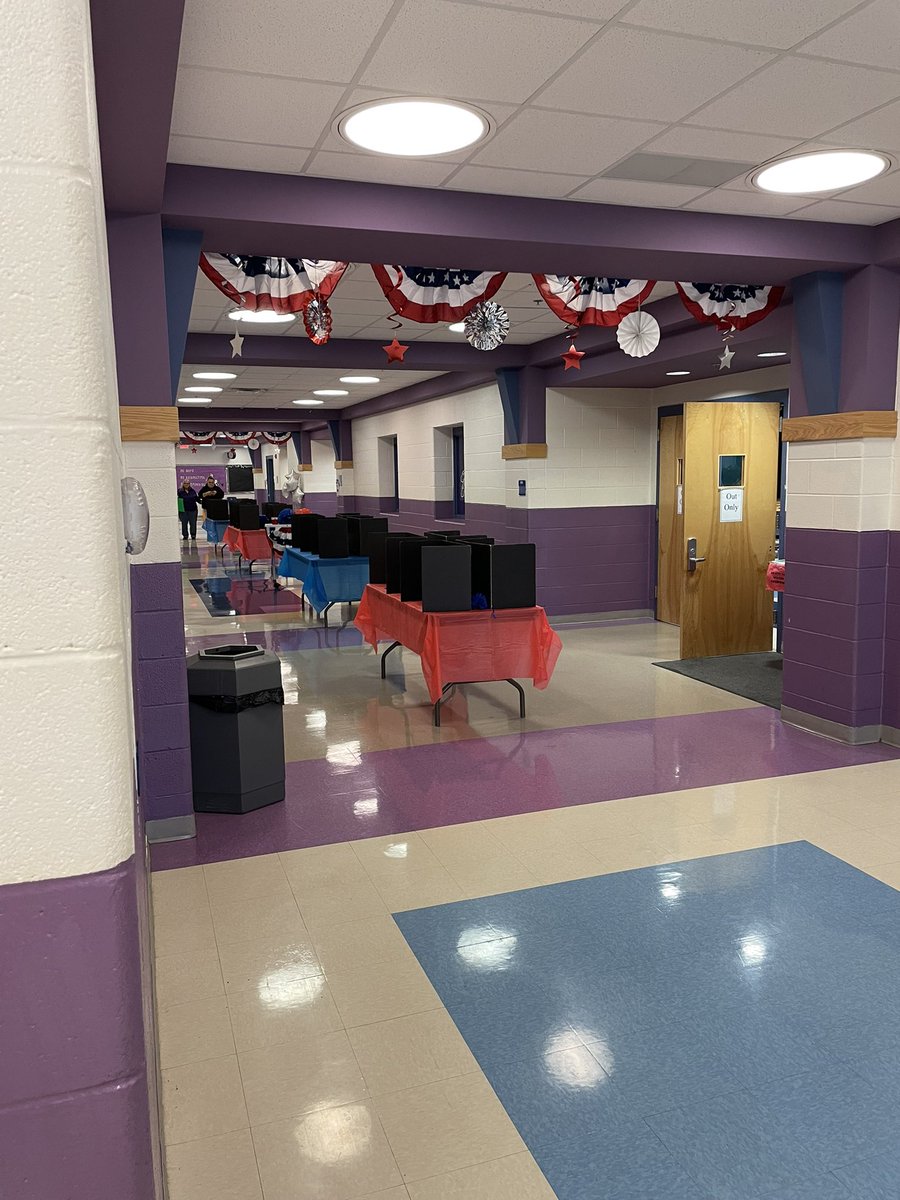jsojuro's tweet photo. Election 🗳 Hall is ready for our Mustang Voters ♥️💙🤍🇺🇸@SWEStangs @sabwalls86 #SWESuccess #BuildingtheBestSPS https://t.co/0YHzWu0CVJ