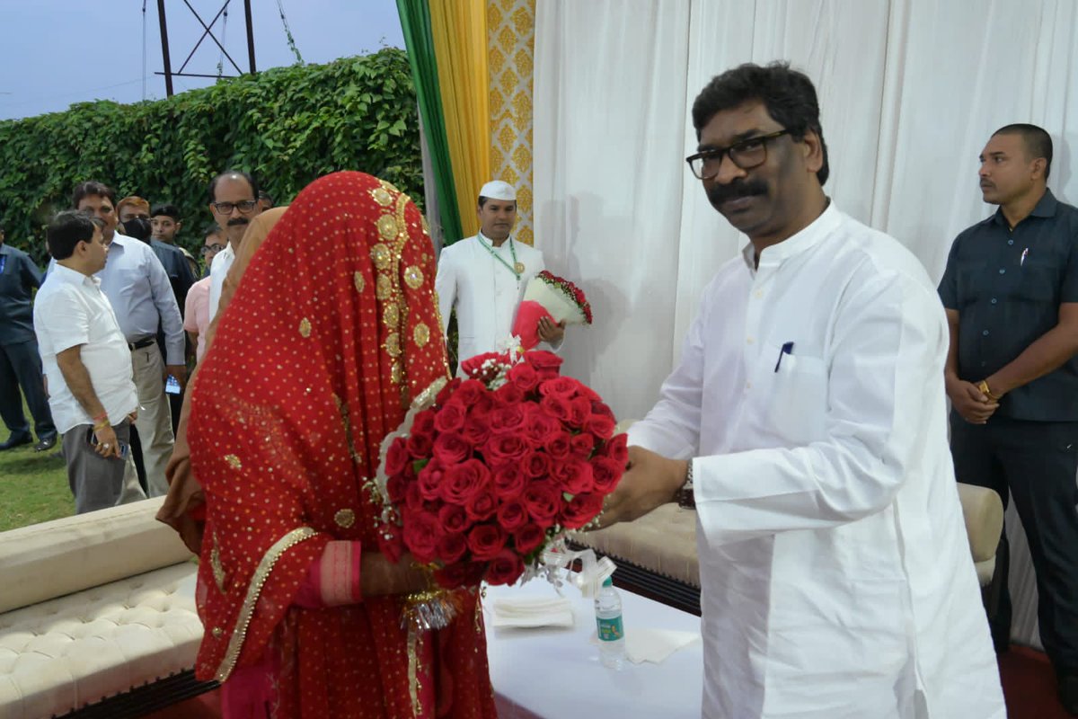 मुख्यमंत्री श्री <a href="/HemantSorenJMM/">Hemant Soren</a> झारखण्ड विधानसभा के सचिव श्री जावेद हैदर की सुपुत्री समीना हैदर के विवाह समारोह में सम्मिलित हुए।मुख्यमंत्री ने समीना को सुखद एवं खुशहाल दांपत्य जीवन के लिए शुभकामनाएं और आशीर्वाद दिया।