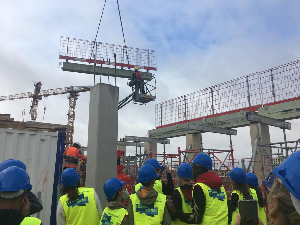 VINCIConstrucFR's tweet photo. 📍#CoulissesduBâtiment : A #Bordeaux, nos équipes de #GTM Bâtiment Aquitaine ont accueilli ce matin une quinzaine de collégiens sur le chantier Ilot O - Les Cimes @BxEuratlantique➡️un ensemble immobilier tertiaire développé par notre filiale #ADIM Nouvelle-Aquitaine📸
#CDB2022 https://t.co/NGAThR0An4
