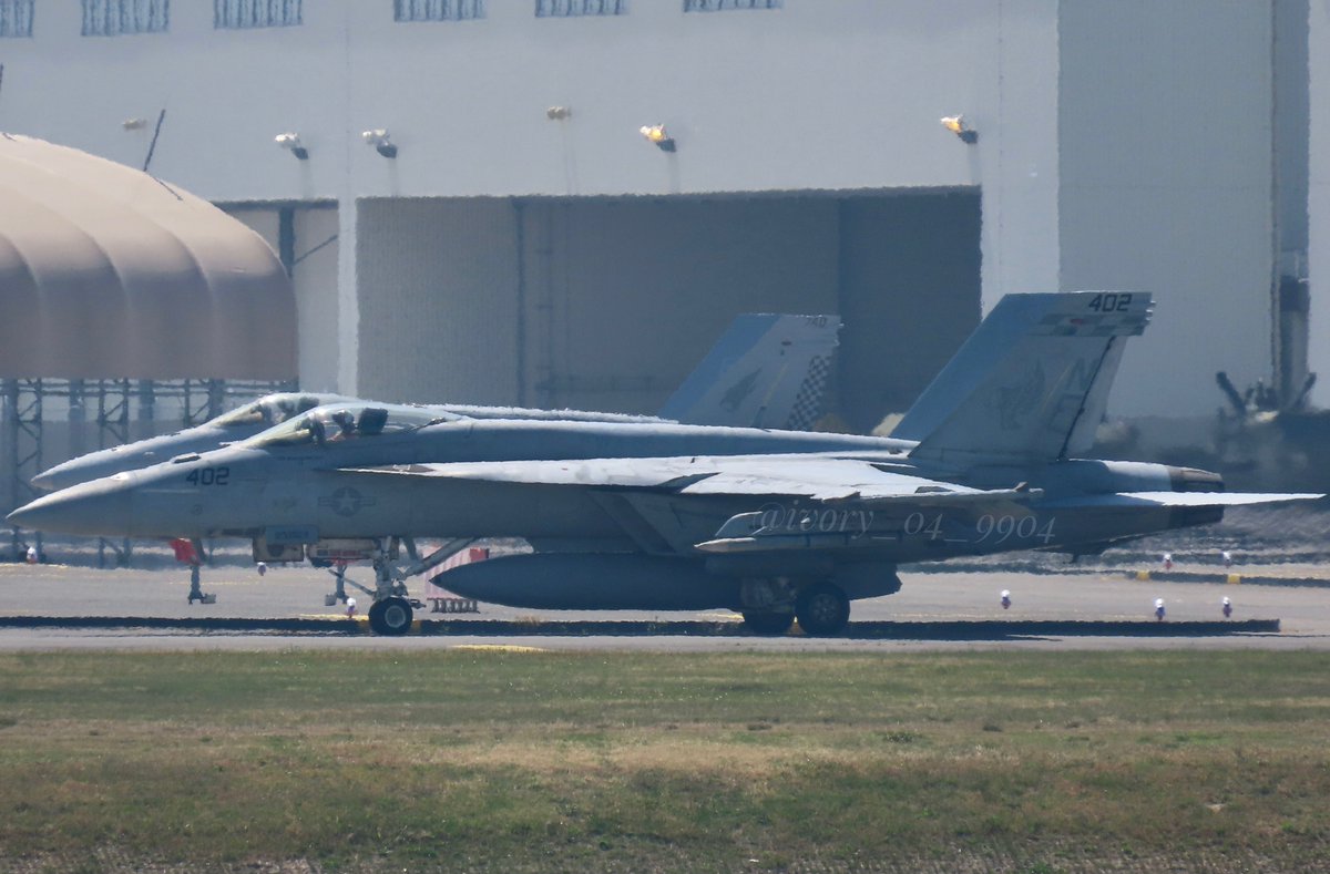 ivory_71_US_2's tweet photo. VFA-195×VMFA-533
鷹と鷲のコラボ
#vmfa533
#vfa195 https://t.co/bkVWzMtBm3