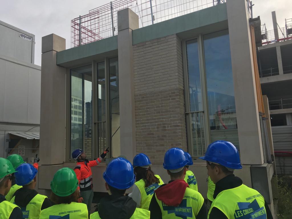 VINCIConstrucFR's tweet photo. 📍#CoulissesduBâtiment : A #Bordeaux, nos équipes de #GTM Bâtiment Aquitaine ont accueilli ce matin une quinzaine de collégiens sur le chantier Ilot O - Les Cimes @BxEuratlantique➡️un ensemble immobilier tertiaire développé par notre filiale #ADIM Nouvelle-Aquitaine📸
#CDB2022 https://t.co/NGAThR0An4