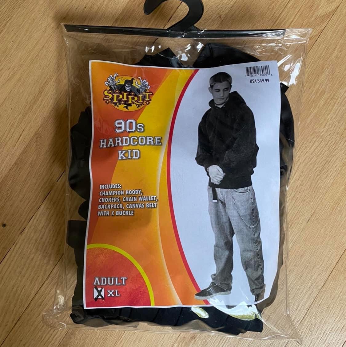 Centelm's tweet photo. Tu sais que tu vieillis quand ton look de collège est un déguisement commercialisé. https://t.co/KQgauS7Hue