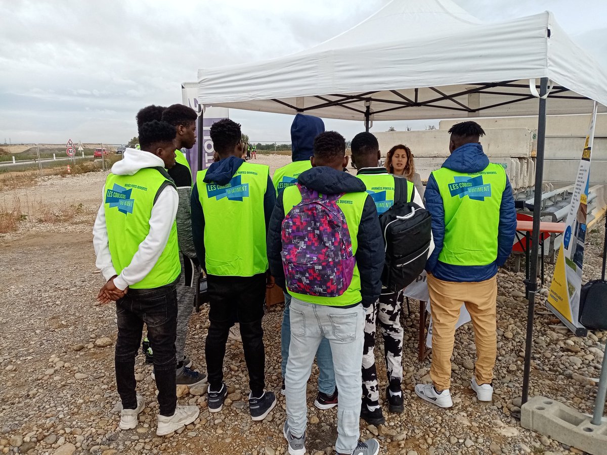 FleMlds's tweet photo. Ce matin visite de chantier  des "Couleurs" pour découvrir les métiers du BTP. Une matinée intéressante pour l'orientation ! #CoulissesDuBatiment
#orientation #FFBatiment #CFA https://t.co/1YxCZdDCcA