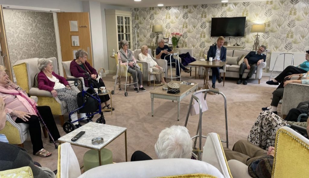 Pleasure to chat with residents of Goldwyn House in Borehamwood this morning. It was also great to answer some challenging questions from them and to discuss my role in Parliament.