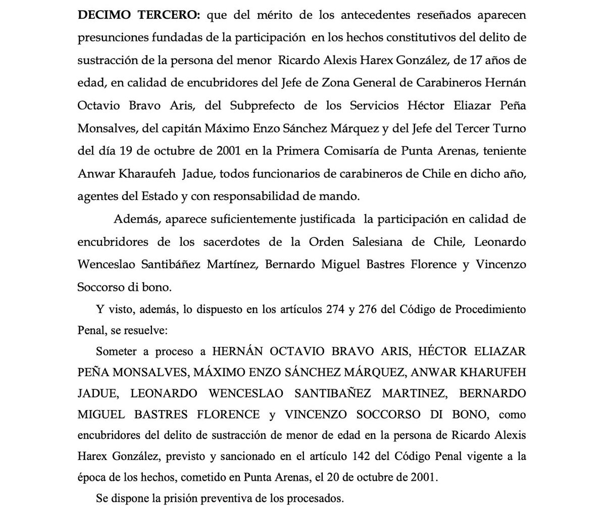 N_PrensaCL's tweet photo. 🔴 AHORA: Ministra Marta Jimena Pinto somete a proceso a cuatro carabineros en retiro y tres sacerdotes como encubridores del delito de sustracción de adolescente Ricardo Harex González. https://t.co/mVowVOreZa