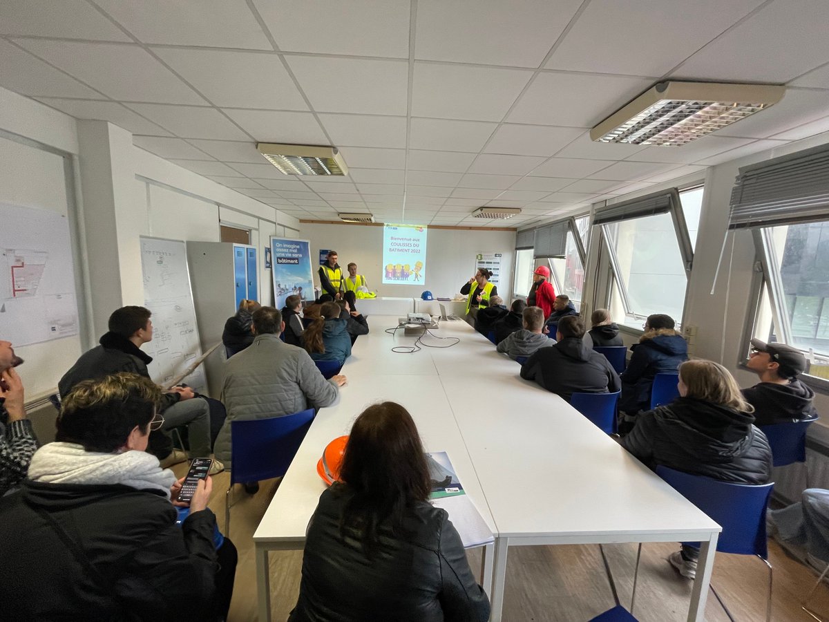 VINCIConstrucFR's tweet photo. 📍#CoulissesduBâtiment: Retour sur la visite de 200 collégiens sur le #chantier UIOSS #LeHavre, mené par notre filiale #Sogea Nord-Ouest⬇️📸
🏗️#Construction de 8 bâtiments qui accueilleront bureaux, logements, commerces & parking, dont la tour Horizon 360, haute de 55 m🙌#CDB2022 https://t.co/3fI7N7yXRN