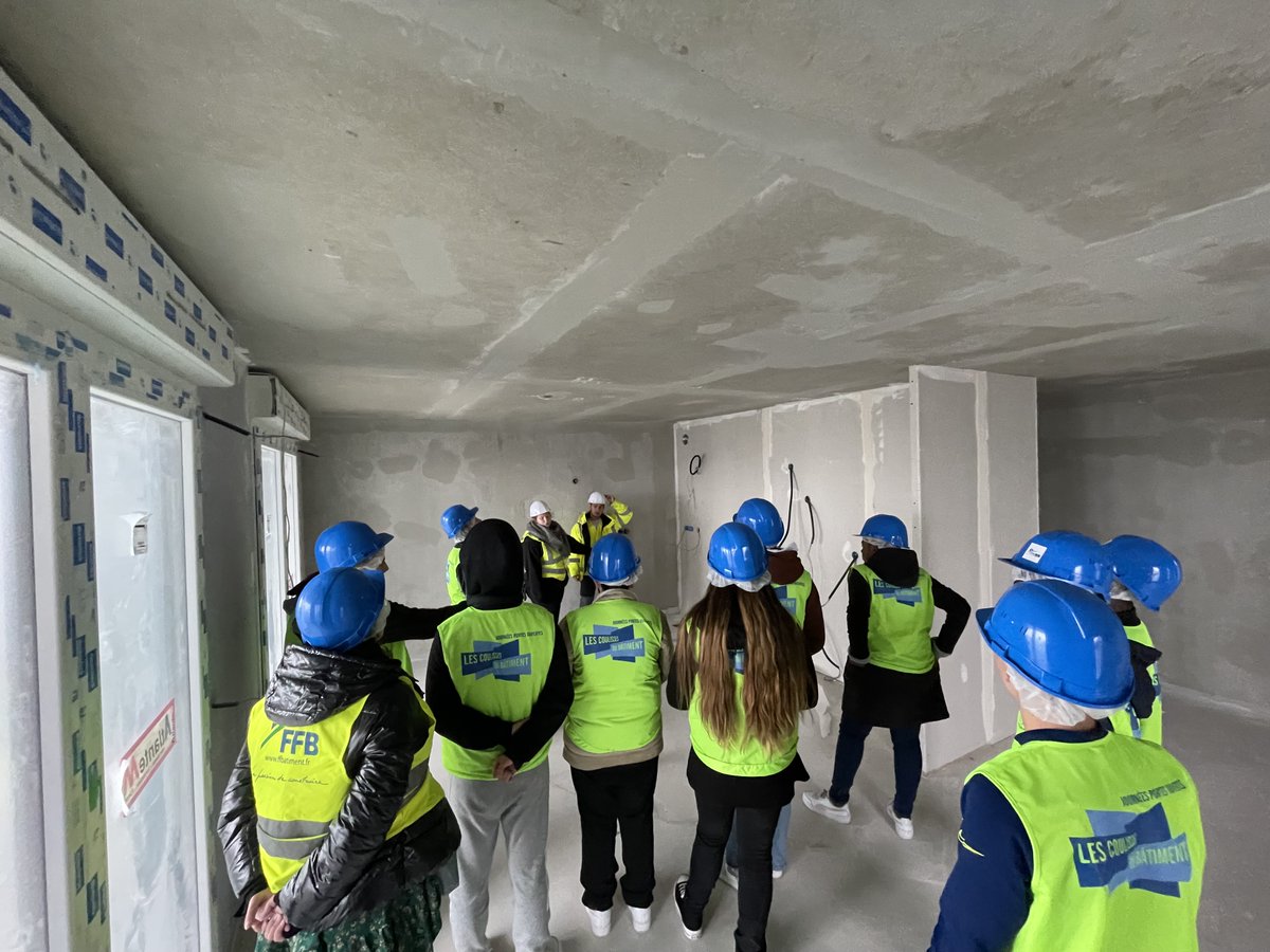 VINCIConstrucFR's tweet photo. 📍#CoulissesduBâtiment: Retour sur la visite de 200 collégiens sur le #chantier UIOSS #LeHavre, mené par notre filiale #Sogea Nord-Ouest⬇️📸
🏗️#Construction de 8 bâtiments qui accueilleront bureaux, logements, commerces & parking, dont la tour Horizon 360, haute de 55 m🙌#CDB2022 https://t.co/3fI7N7yXRN