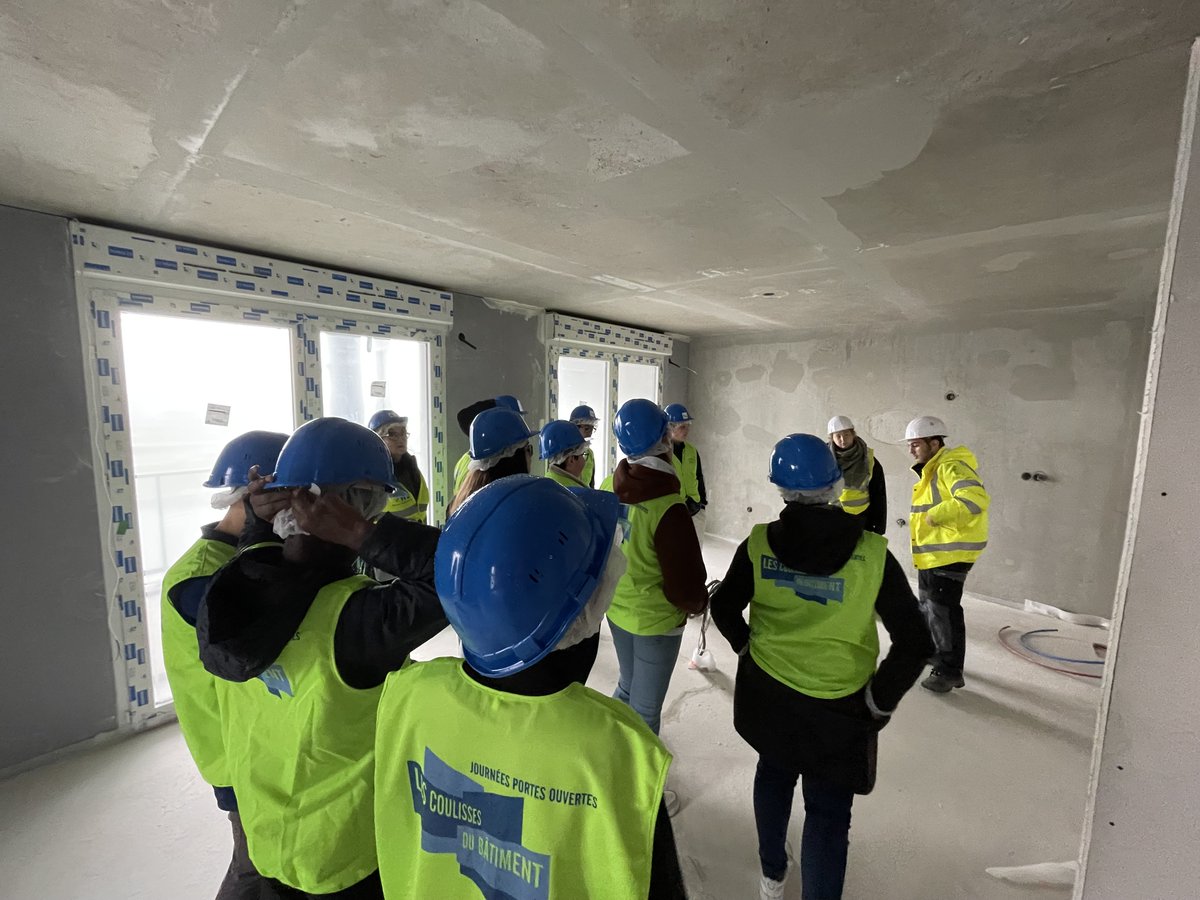 VINCIConstrucFR's tweet photo. 📍#CoulissesduBâtiment: Retour sur la visite de 200 collégiens sur le #chantier UIOSS #LeHavre, mené par notre filiale #Sogea Nord-Ouest⬇️📸
🏗️#Construction de 8 bâtiments qui accueilleront bureaux, logements, commerces & parking, dont la tour Horizon 360, haute de 55 m🙌#CDB2022 https://t.co/3fI7N7yXRN