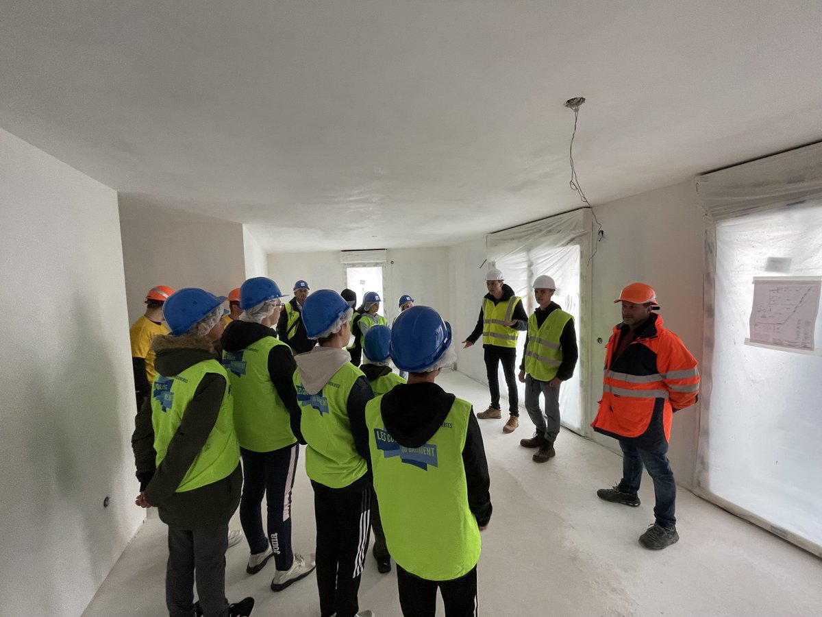 VINCIConstrucFR's tweet photo. 📍#CoulissesduBâtiment: Retour sur la visite de 200 collégiens sur le #chantier UIOSS #LeHavre, mené par notre filiale #Sogea Nord-Ouest⬇️📸
🏗️#Construction de 8 bâtiments qui accueilleront bureaux, logements, commerces & parking, dont la tour Horizon 360, haute de 55 m🙌#CDB2022 https://t.co/3fI7N7yXRN