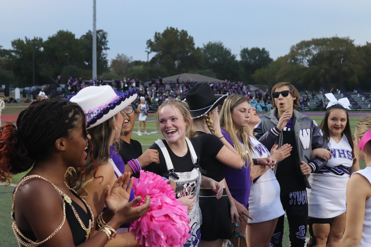 wildkatphotos's tweet photo. WILDKAT PHOTO OF THE WEEK. 
STUDENT COUNCIL SMILES. While welcoming the College Park High School's student council members before the homecoming game, members of the Wildkat Student Council share a laugh. photo by Brody McNew https://t.co/QNxIMFZe5c