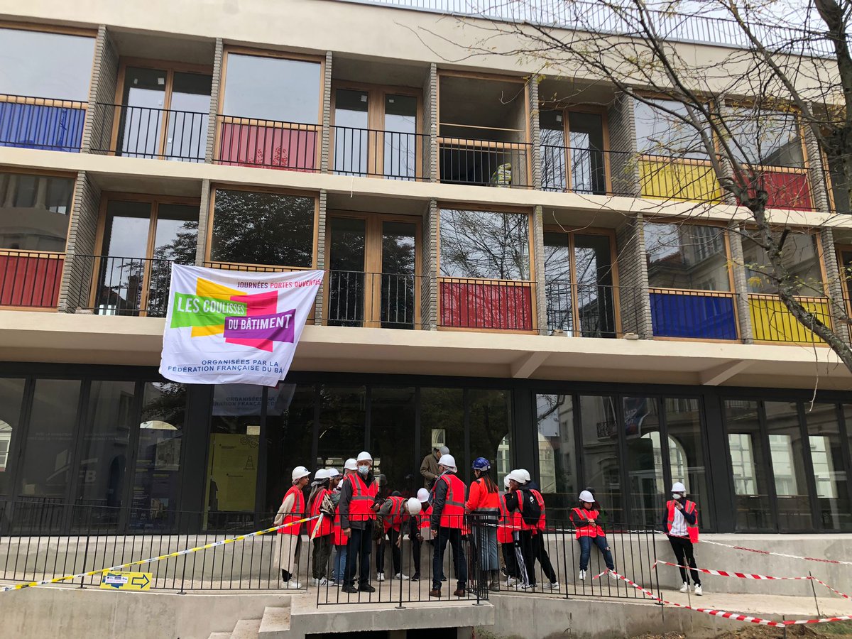 VINCIConstrucFR's tweet photo. 📍#CoulissesduBâtiment: 450 élèves découvrent le #chantier du GEC - Groupement des Étudiants du Cours Leopold #Nancy📸Nos équipes de #GTM Hallé réhabilitent 7 bâtiments qui comprendront logements, bureaux, espace de coworking, salle de sport, bibliothèque & théâtre
#CDB2022 https://t.co/ZNadFvWW12