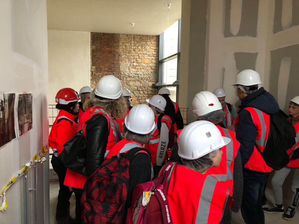 VINCIConstrucFR's tweet photo. 📍#CoulissesduBâtiment: 450 élèves découvrent le #chantier du GEC - Groupement des Étudiants du Cours Leopold #Nancy📸Nos équipes de #GTM Hallé réhabilitent 7 bâtiments qui comprendront logements, bureaux, espace de coworking, salle de sport, bibliothèque & théâtre
#CDB2022 https://t.co/ZNadFvWW12