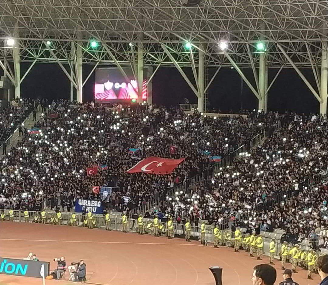 Dün akşam oynanan Qarabağ-Olympiakos maçında Qarabağ tribünleri. Canımız ciğerimiz AzerbayCAN'ımız! 🇦🇿🇹🇷