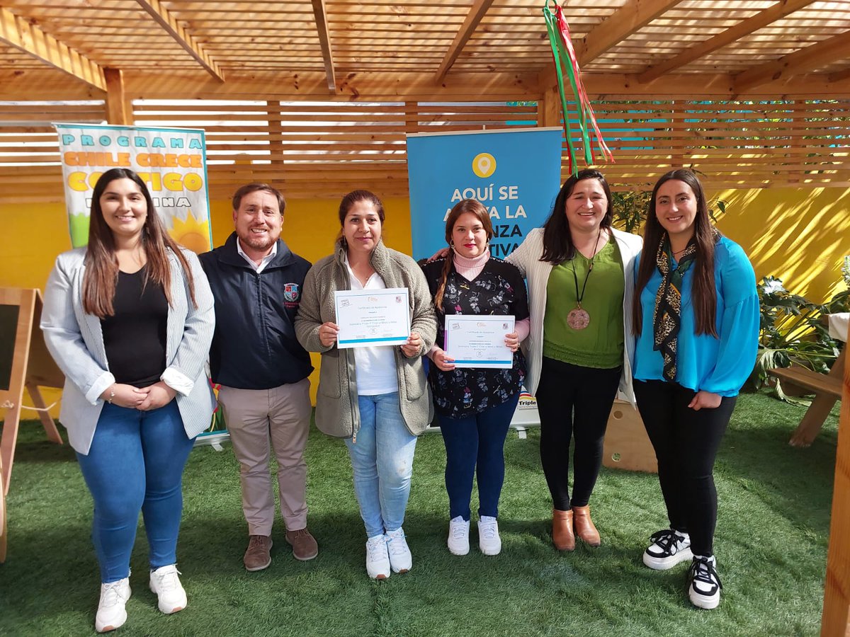 En #Freirina se realizó la ceremonia de certificación a las funcionarias de la residencia comunal,  que participaron en el seminario “Criar niños y niñas resilientes”, del programa Apoyo a la Crianza y Competencias Parentales, parte de #ChileCreceContigo.

#SeguimosAvanzando🌳