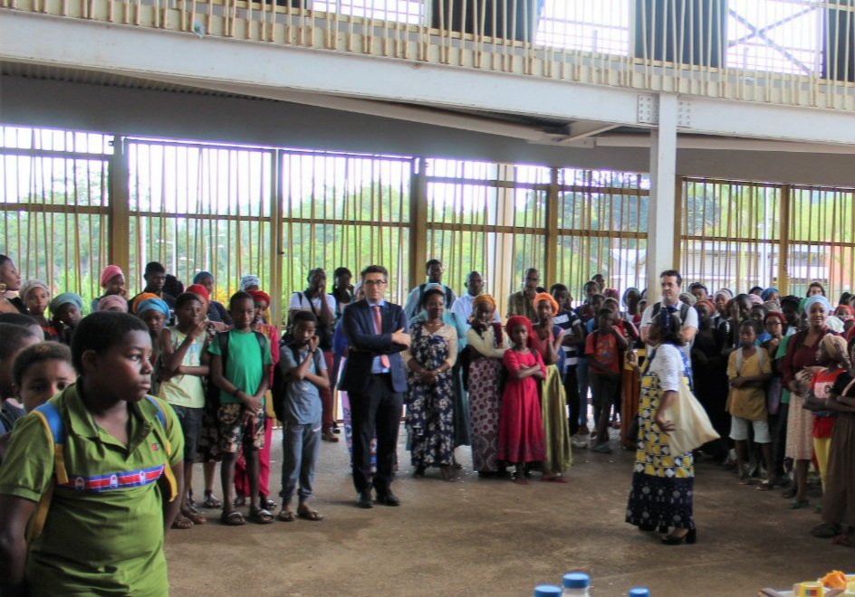 ac_mayotte's tweet photo. ➡️ 2ème temps fort de la journée au collège de Kwalé 
👉 Moment de recueillement émouvant en hommage à #SamuelPaty  en présence du recteur, des élus du département &amp; de la ville de #Mamoudzou, des élèves présents &amp; du personnel
#ValeursDeLaRepublique #Laicite #LiberteDexpression https://t.co/TGPwrLQqcA